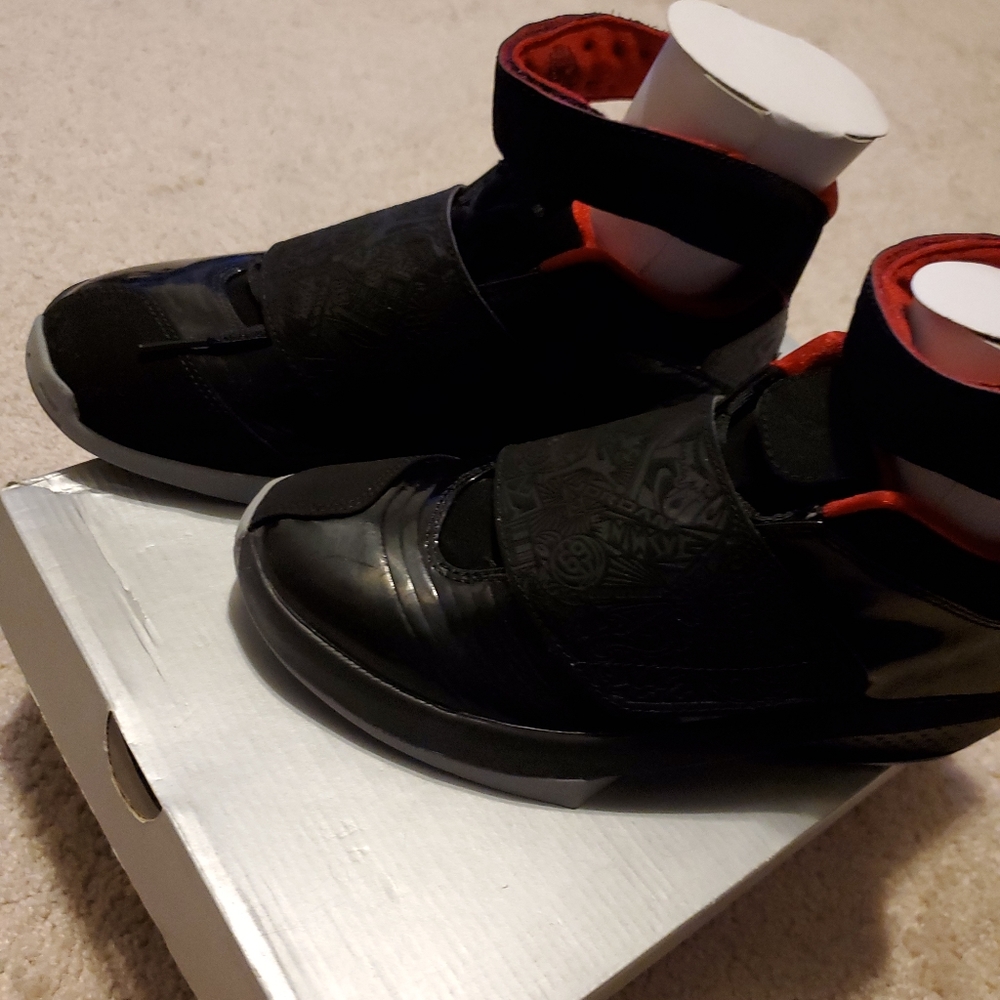 Air Jordan XX GS 6Y Black Stewlth Varisty Red.Fits like women 7.5Comes with